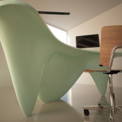 Sinuous, scrivania di design e funzionalità, ideata da Rosaria Colonna